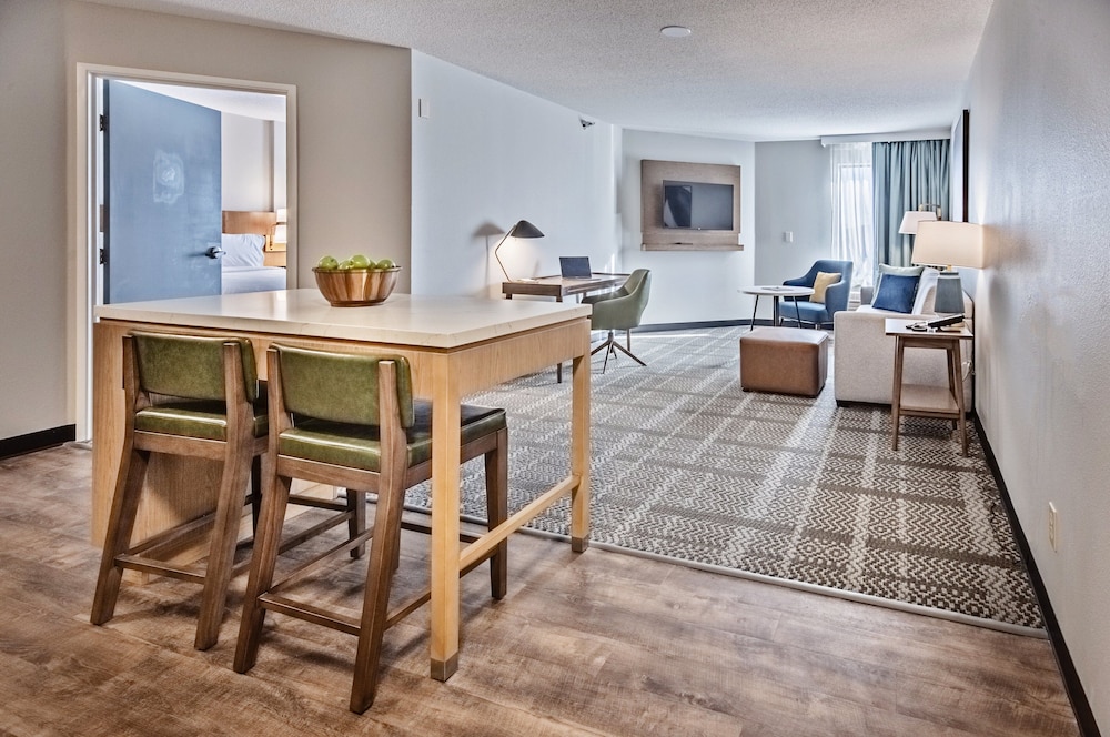 Staybridge Suites Cedar Rapids North 37/41