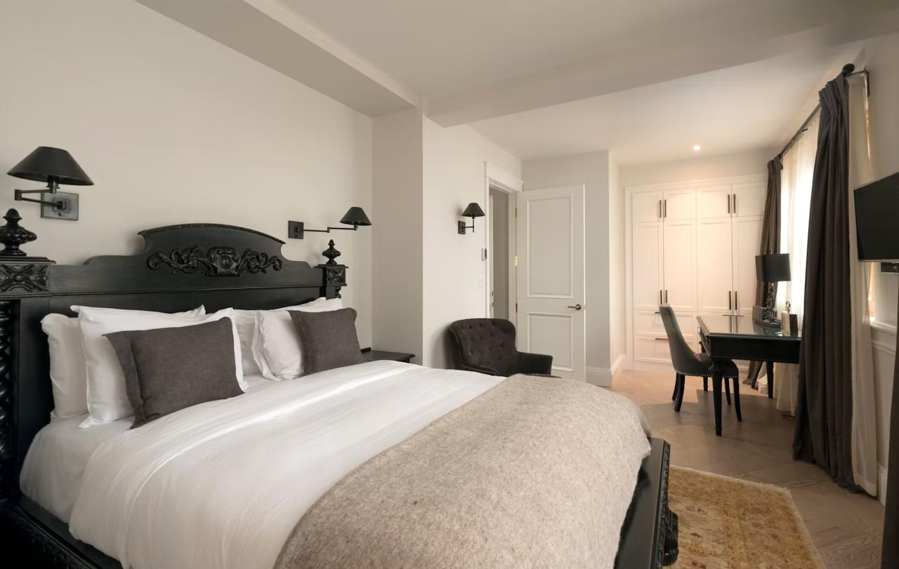 Royal, Queen Bed, Building B