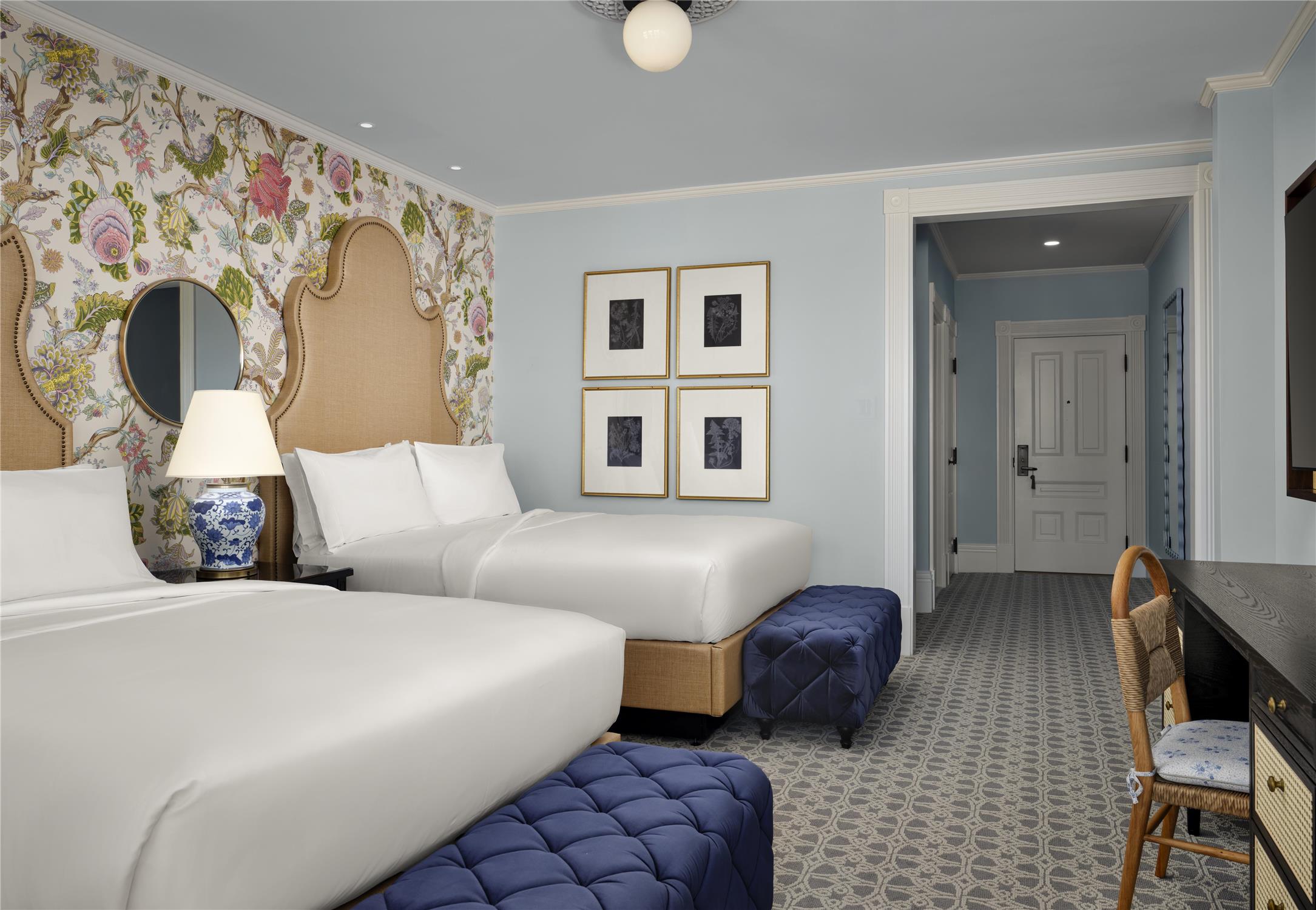 Victorian, 2 Queen Beds, Courtyard View, Balcony, Accessible