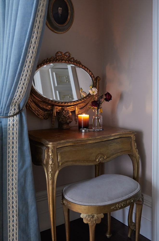 Henry's Townhouse 43/53