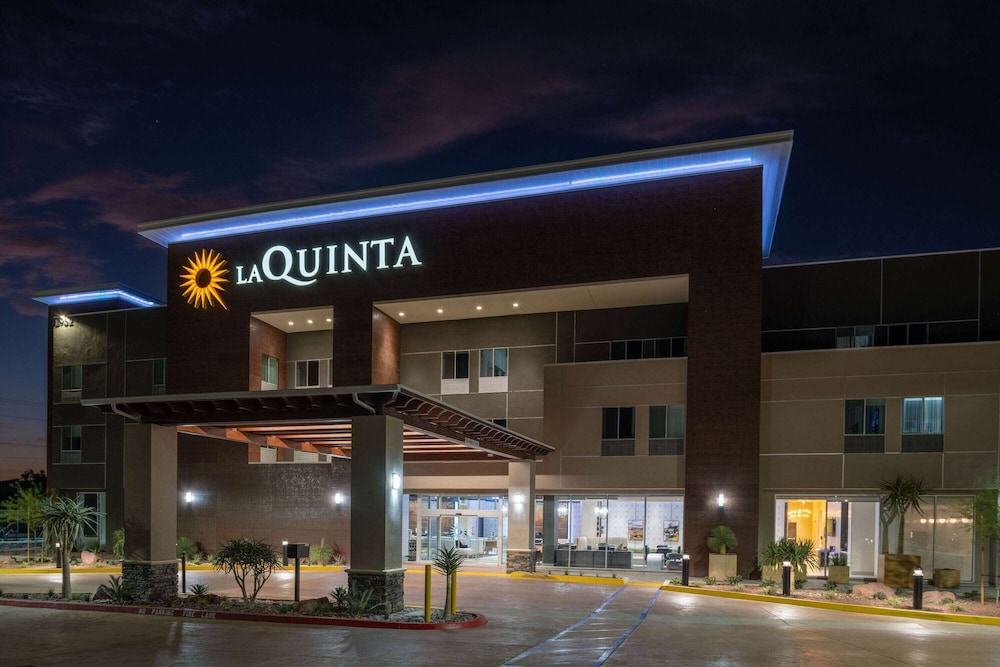 La Quinta Inn & Suites by Wyndham Yucaipa 3/51