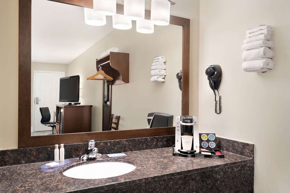 Travelodge by Wyndham Salmon Arm 27/40