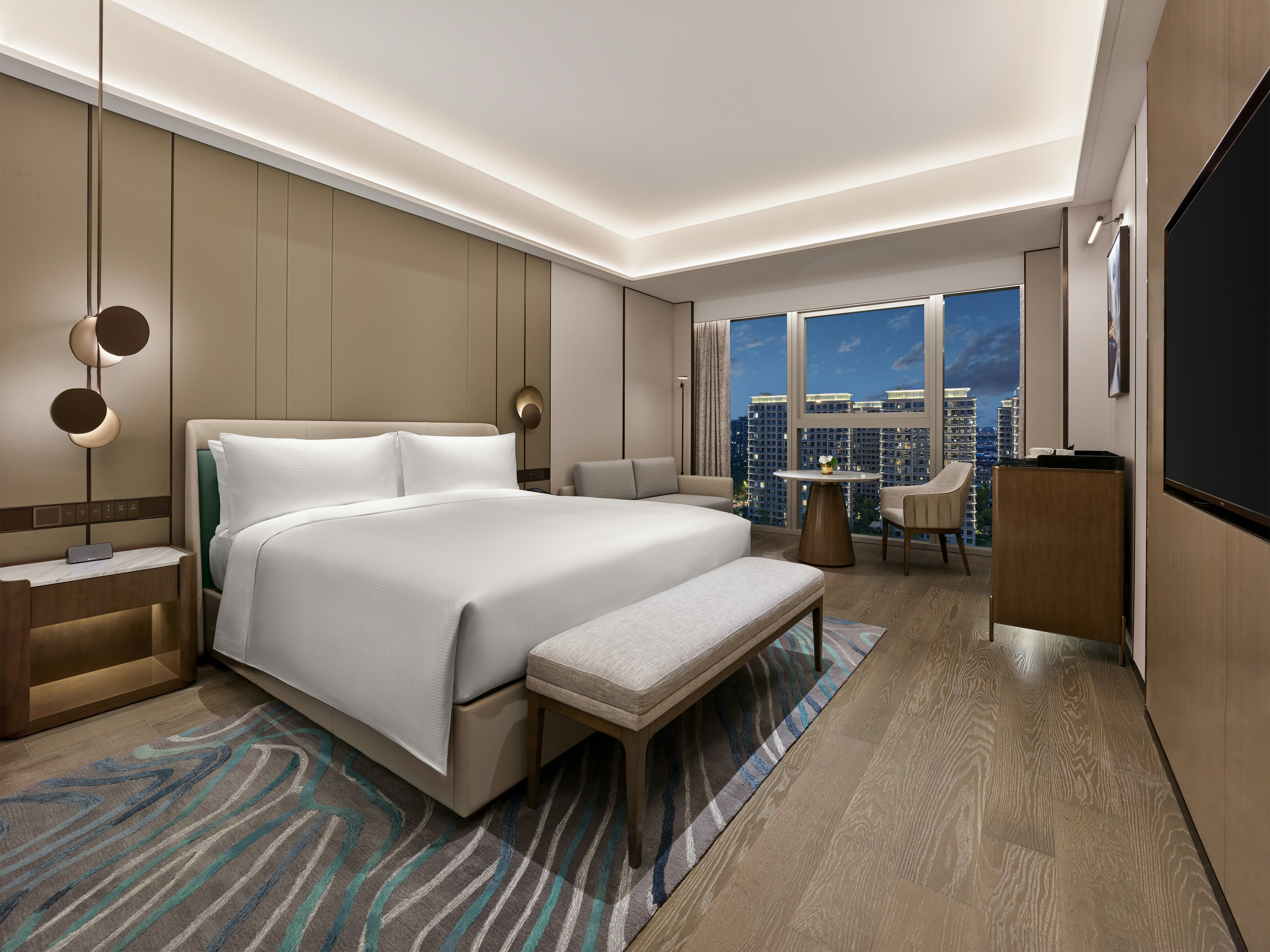 EXECUTIVE, KING BED
