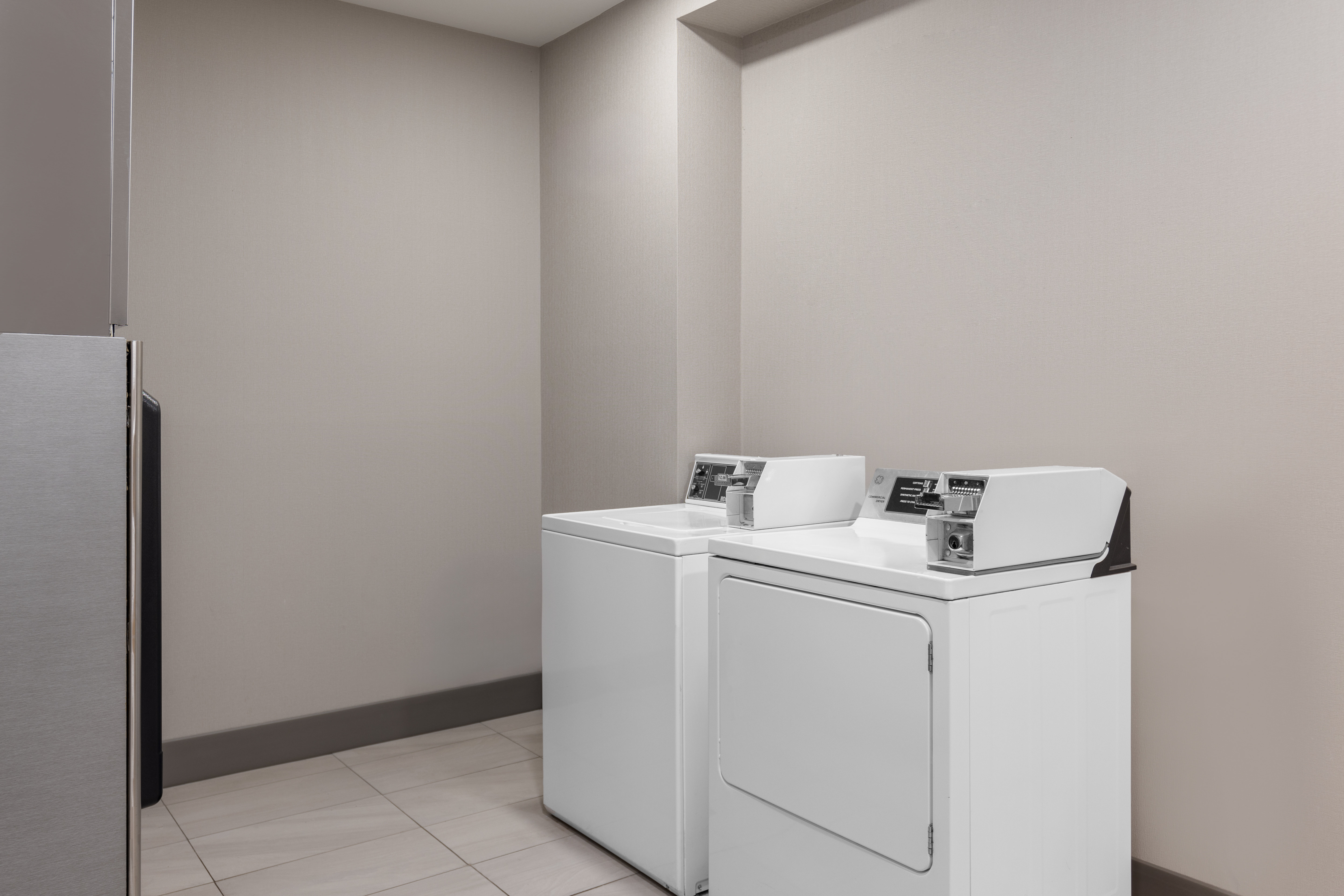 Holiday Inn Express Hotel Suites Sacramento Ne C 11/75