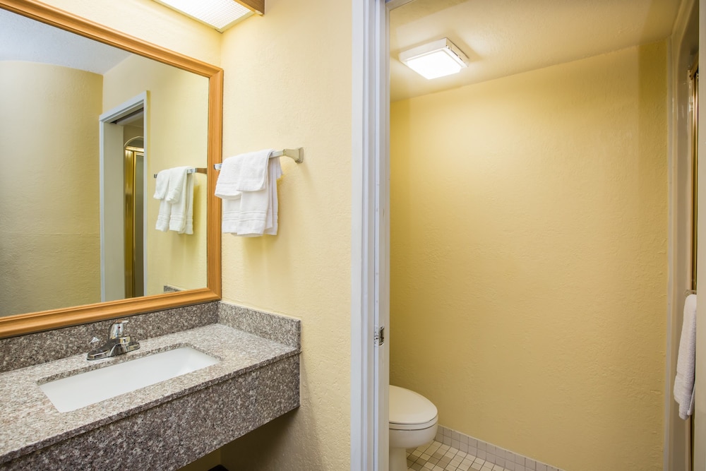 Days Inn By Wyndham Blue Springs 14/29