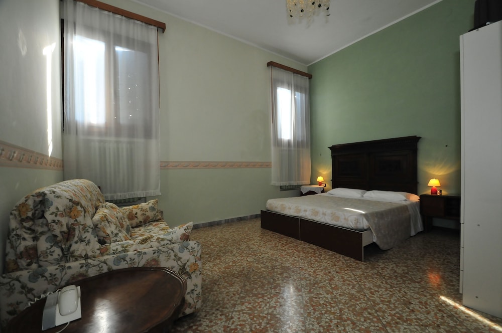 غرفة كلاسيكية رباعية بسرير كوين وسريرين منفصلين بحمام خاص، Locanda Sant'anna 2/4