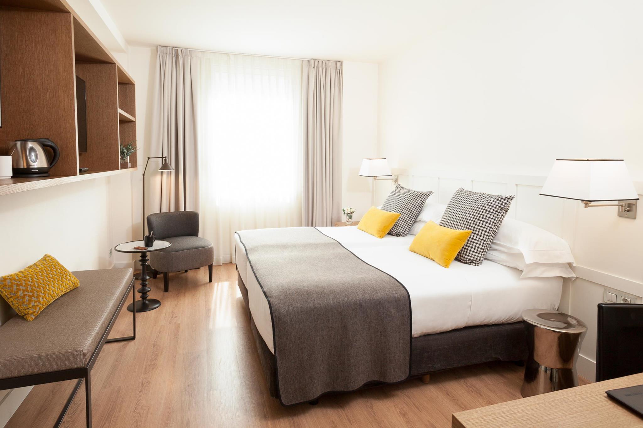 غرفة بثلاثة أسرّة مع سرير إضافي