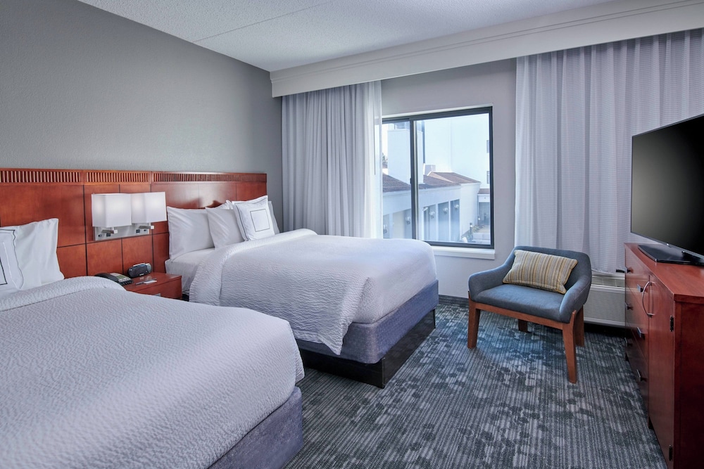 1 BEDROOM, SUITE