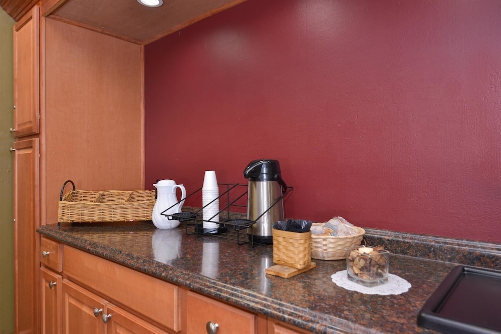 Americas Best Value Inn & Suites Kansas City 27/36