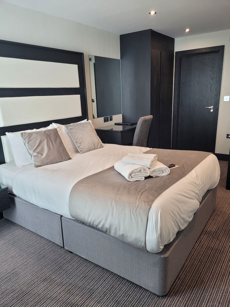 EXECUTIVE, SUITE