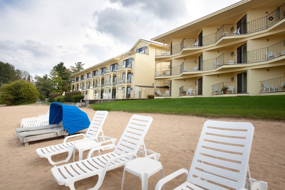 Pointes North Beachfront Hotel 10/72