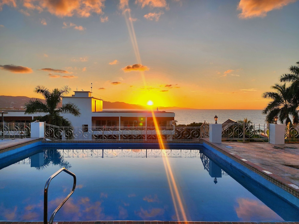 Hotel 39 Jamaica 48/53