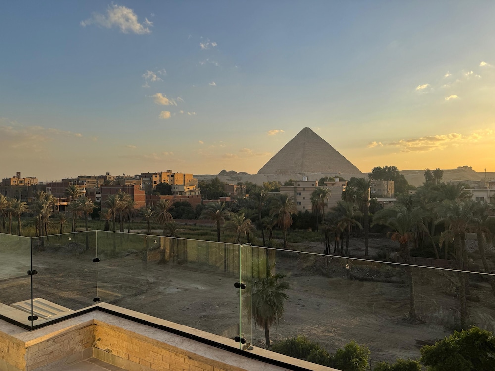 Palacio Pyramids Hotel 74/80