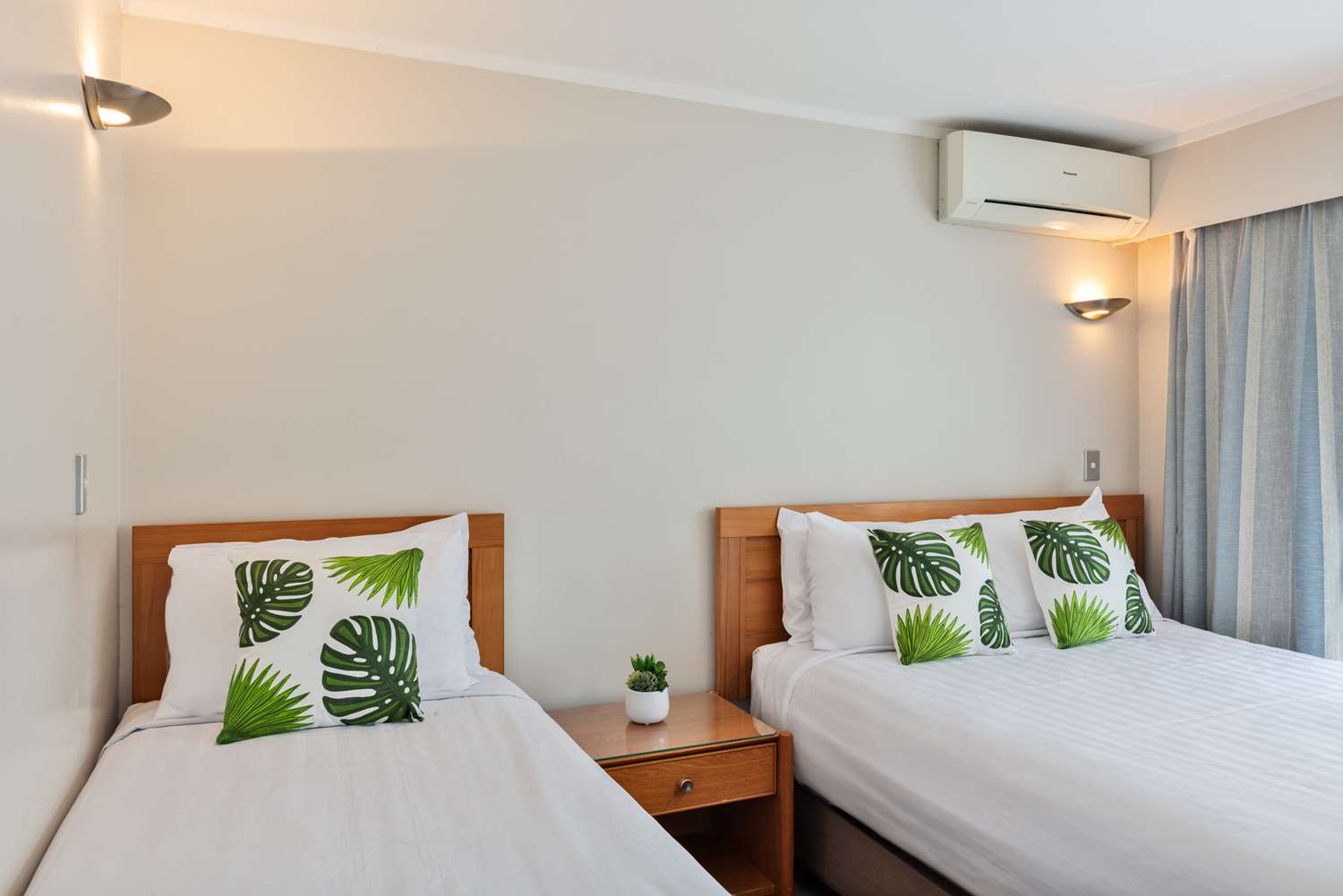شقة بثلاثة أسرّة وسرير كوين بغرفتي نوم بمطبخ في الطابق الأرضي