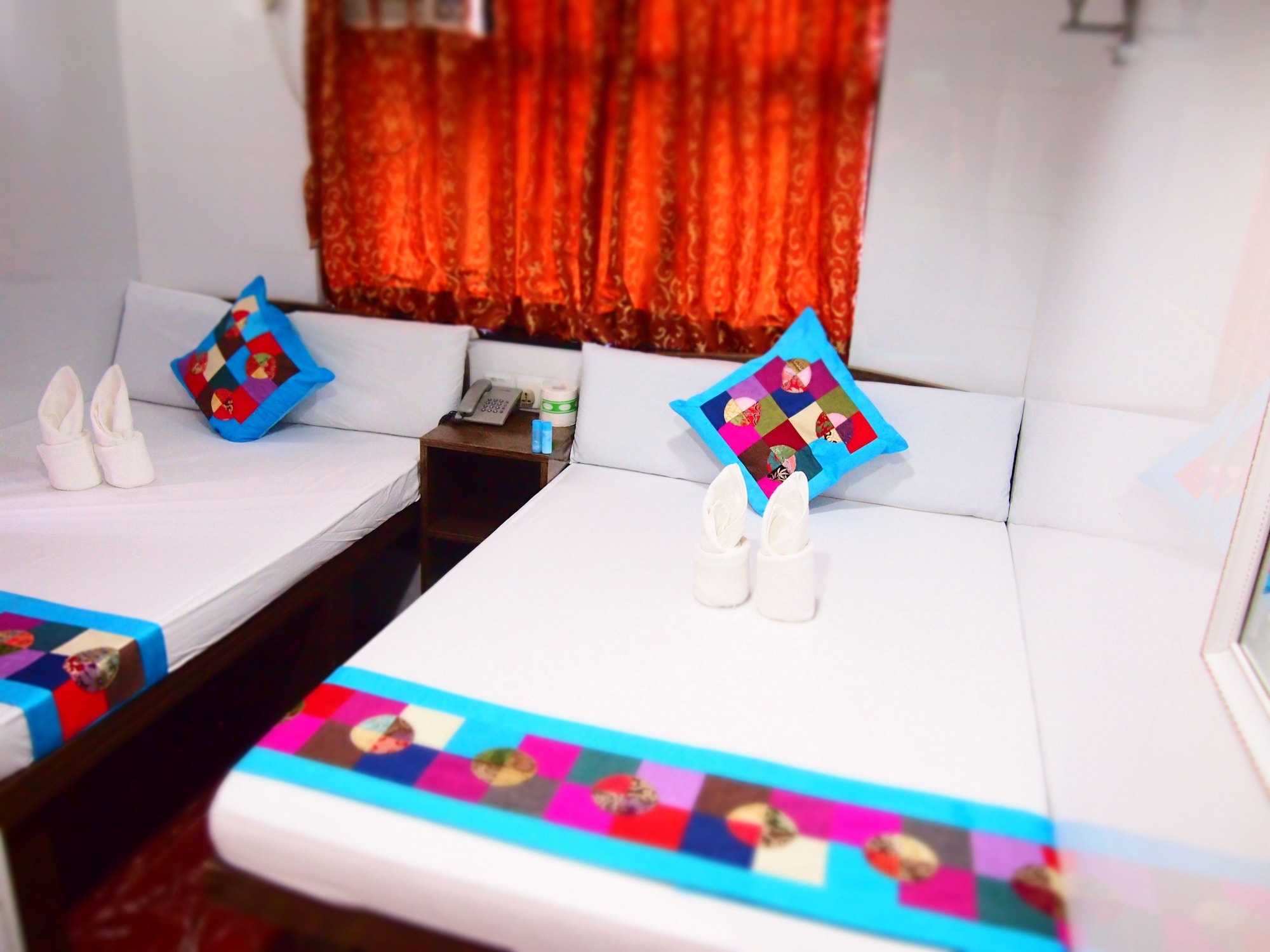 ROOM, TWIN BEDS