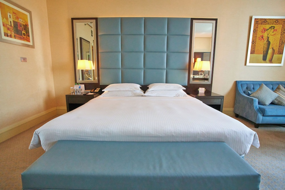 غرفة كلوب بسرير كينج مع دخول صالة النادي، Millennium Hotel and Convention Centre 4/8