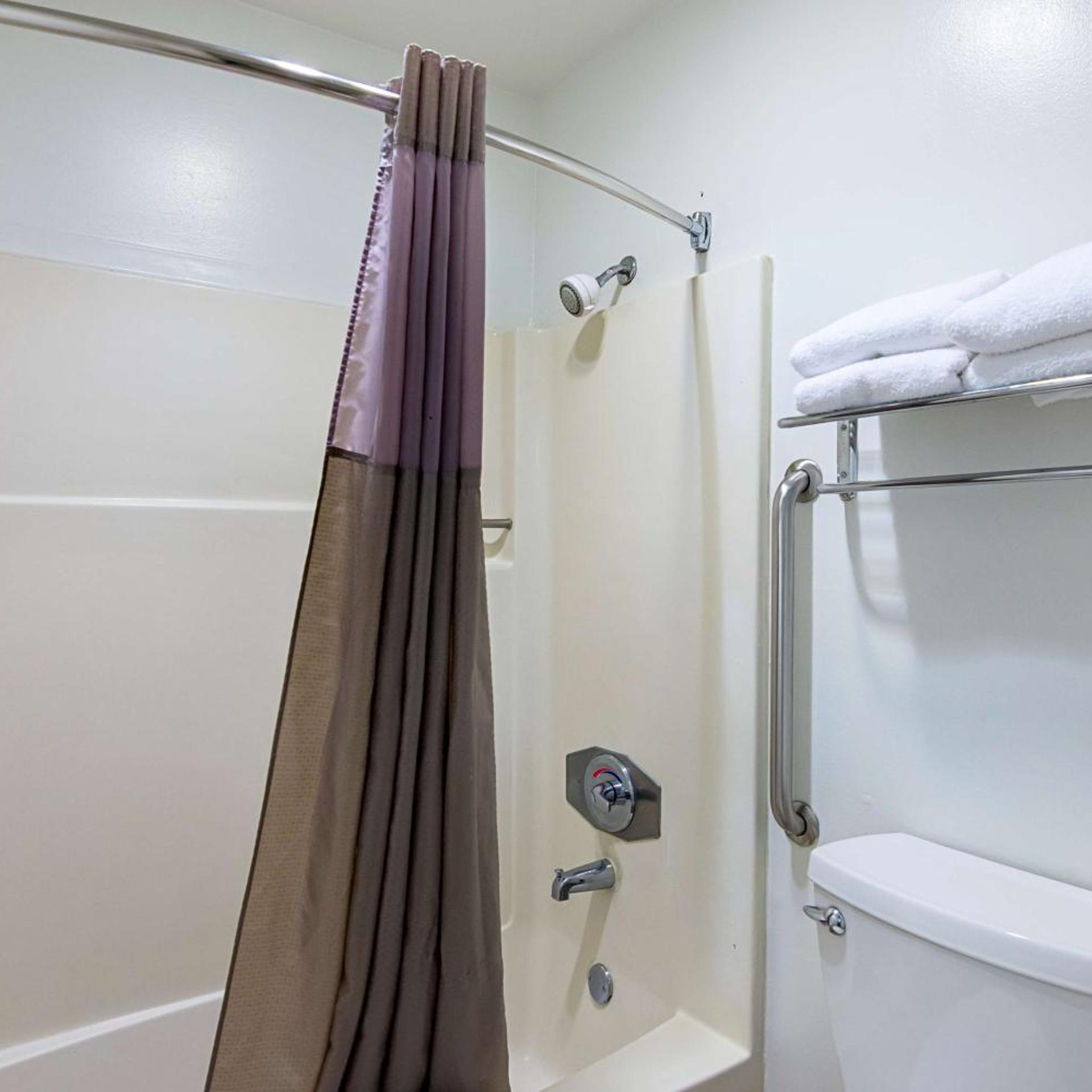 1 Queen Bed - Mob Acc RI Shwr Nsmk Micfridg 7/7
