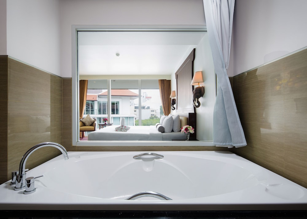 Aiyara Grand Hotel 77/77