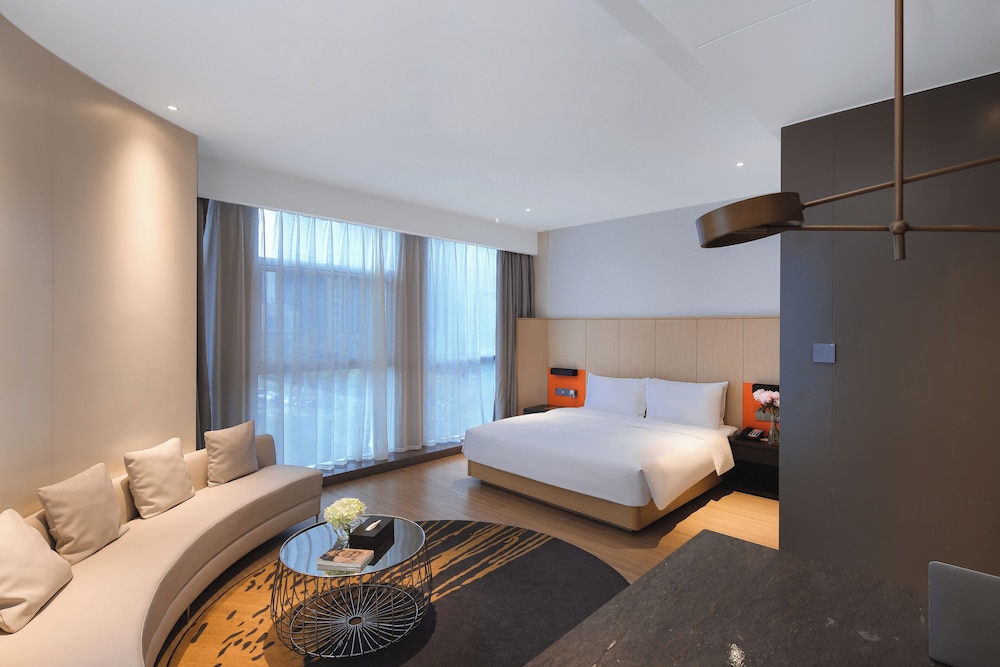 DELUXE, SUITE, KING BED
