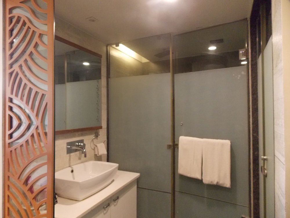 SILVER CLOUD HOTEL 69/71
