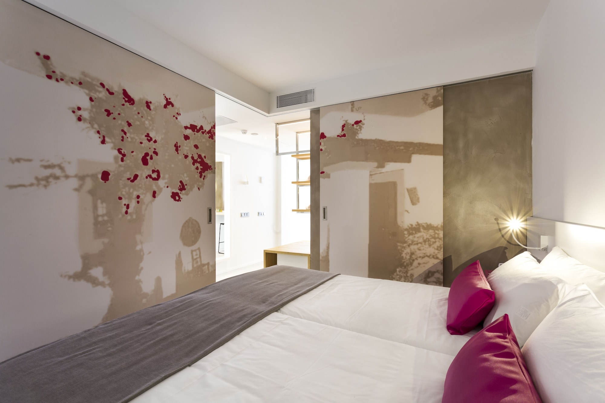 جناح جونيور بثلاثة أسرّة بإطلالة جزئية على البحر، One Ibiza Suites 2/5