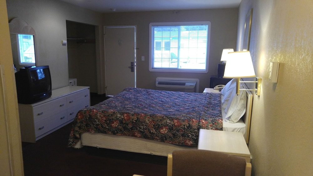 Surf City Inn And Suites 24/50