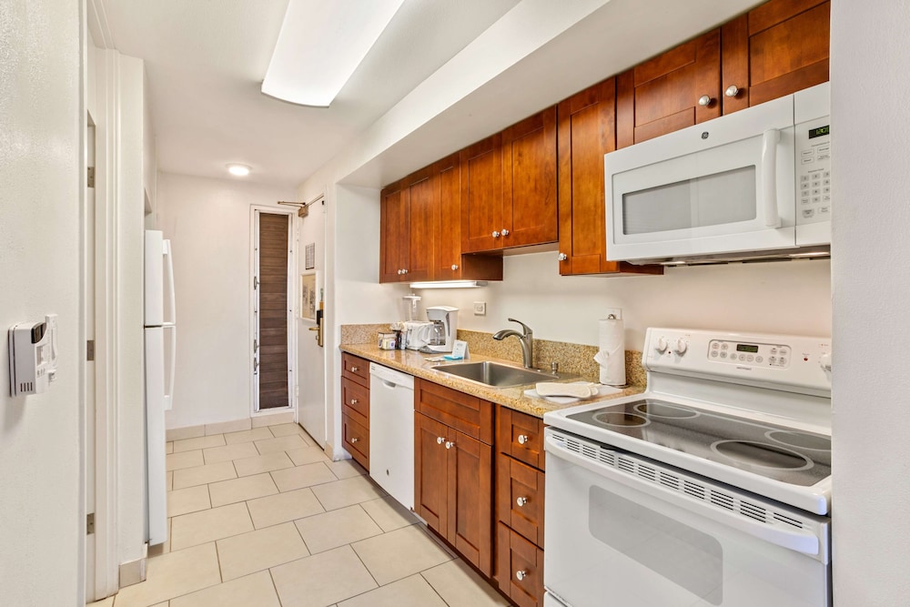 Deluxe, Studio, Queen Bed, Side Ocean View 3/4