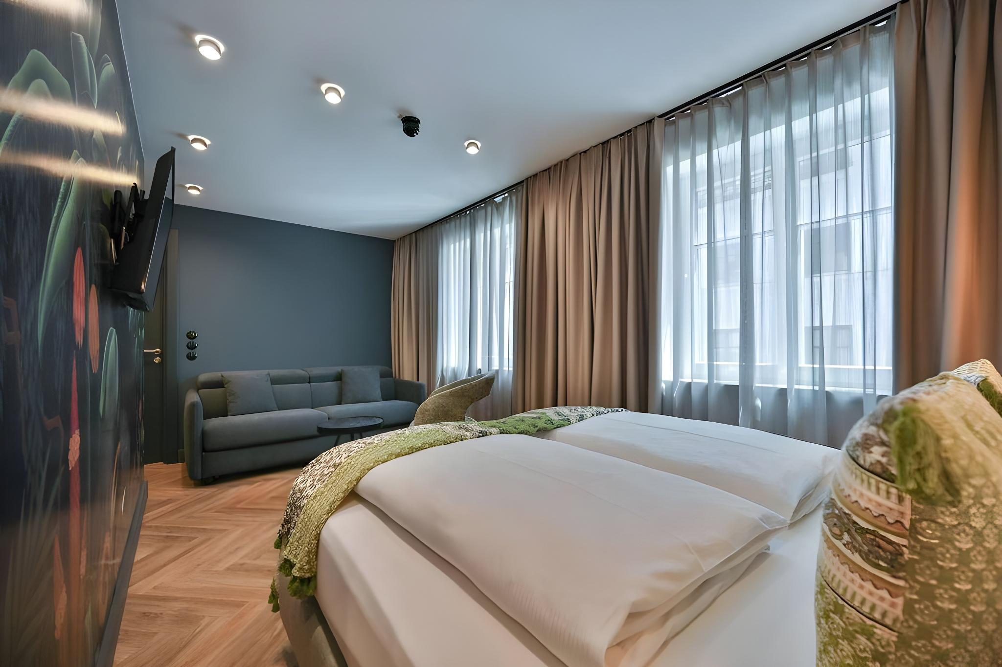 Plus, 3 Queen Beds, Sofa, Small