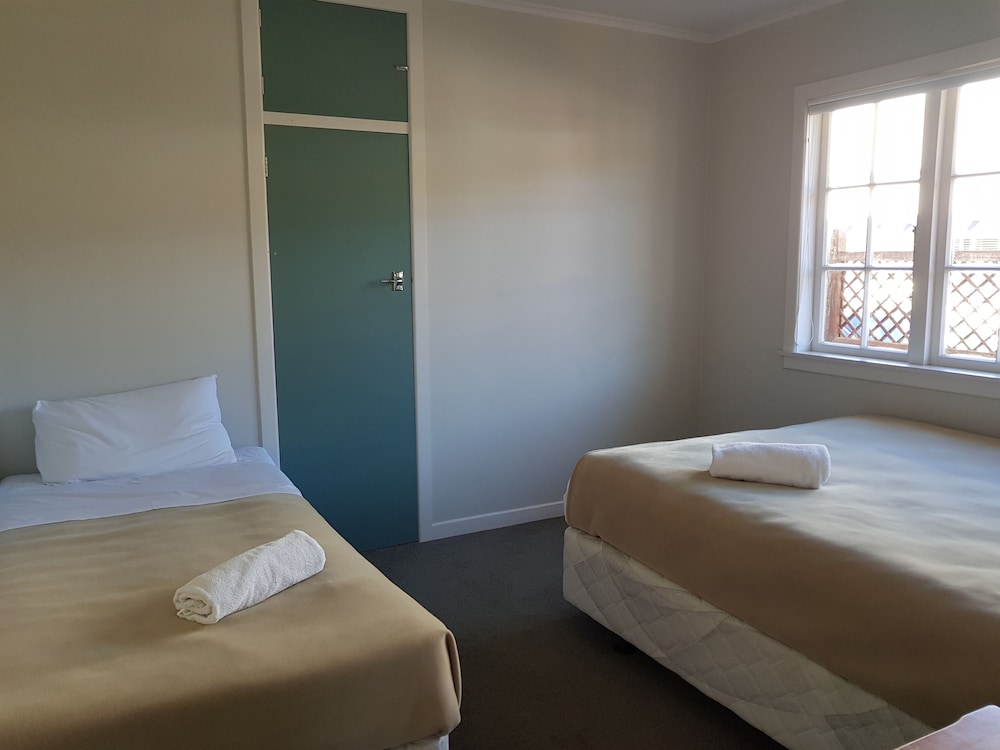 Averill Court Motel 6/63