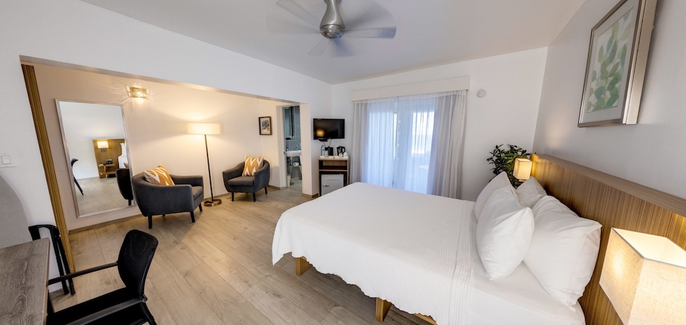 TRADE WINDS HOTEL 17/69