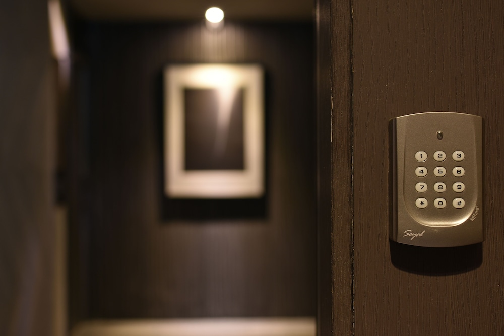 3 Door Hotel 38/76