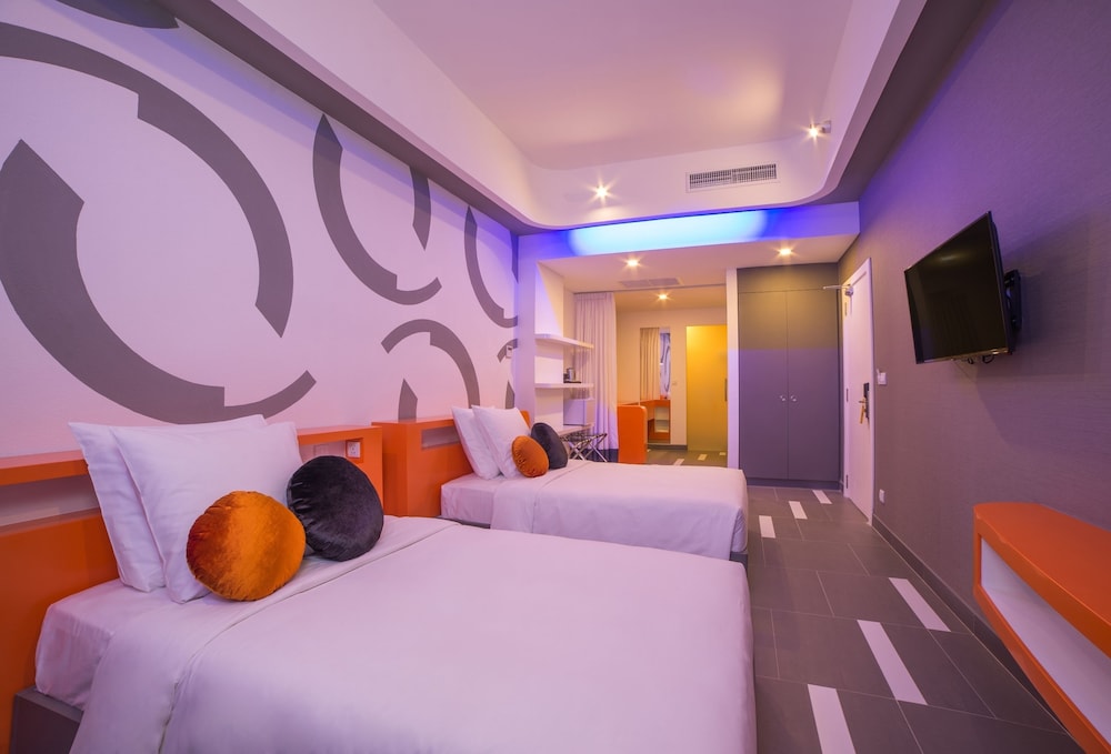 SUN & MOON, Urban Hotel 9/66