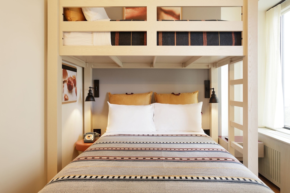 Specialty, Queen Bed, Moxy Richmond Downtown 2/3