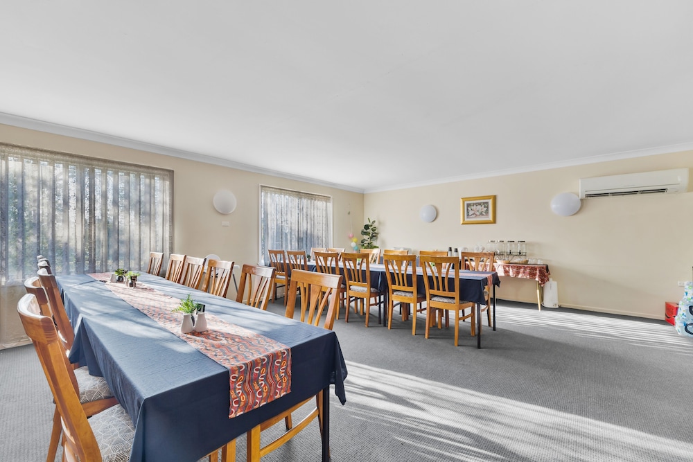 CASTLREAGH MOTOR INN 35/50