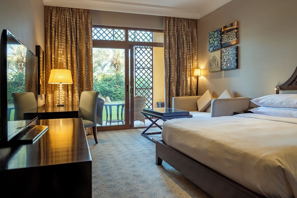 DELUXE, KING BED