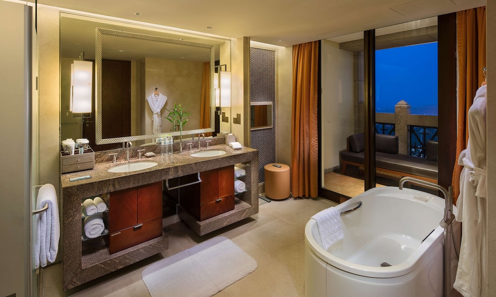 Hilton Qingdao Golden Beach 25/58