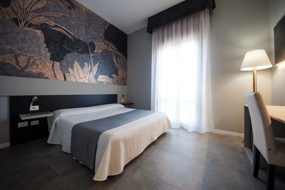 ROOM, QUEEN BED