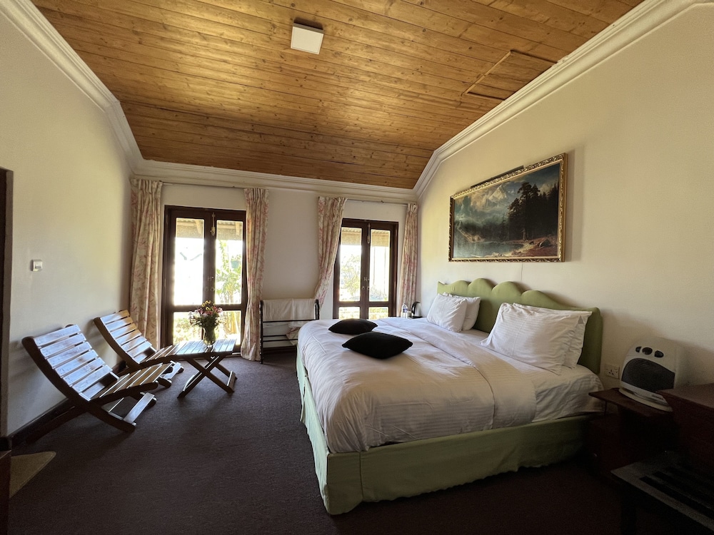 Tea Bush Hotel 14/71