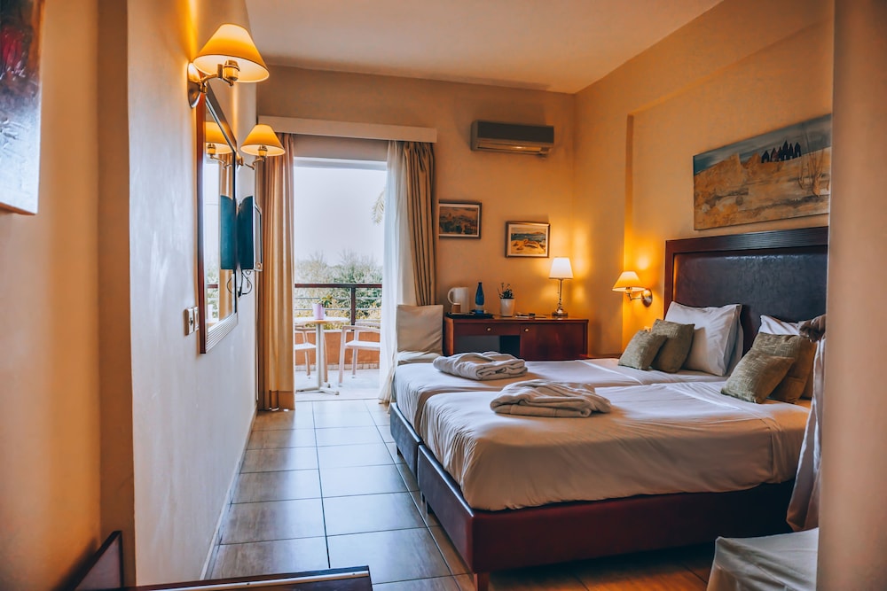 ROOM, QUEEN AND TWIN BEDS, ACCESSIBLE