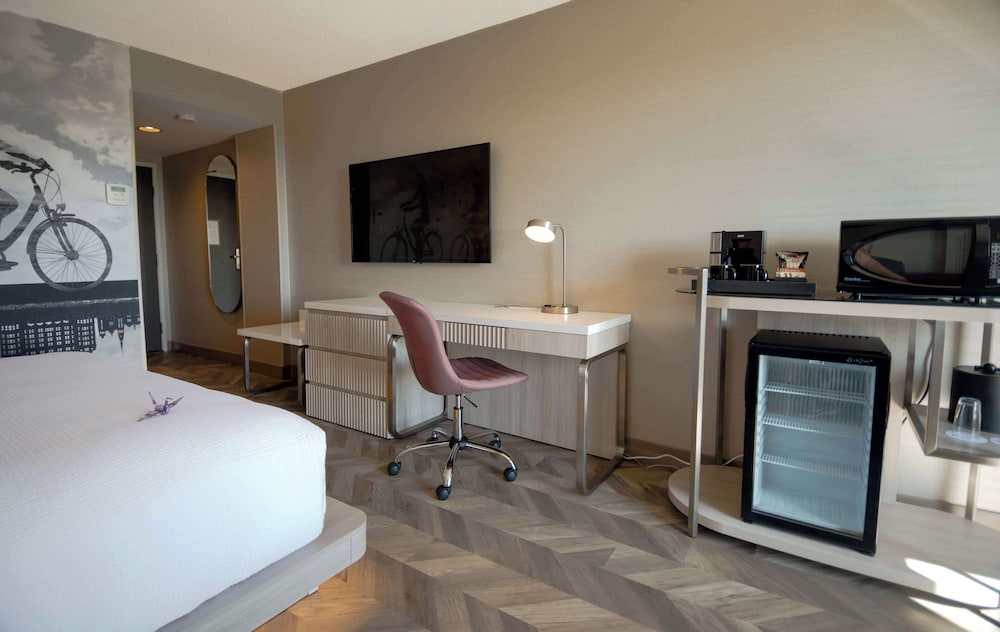 Coast, King Bed، Coast Victoria Hotel Marina By Apa 5/8