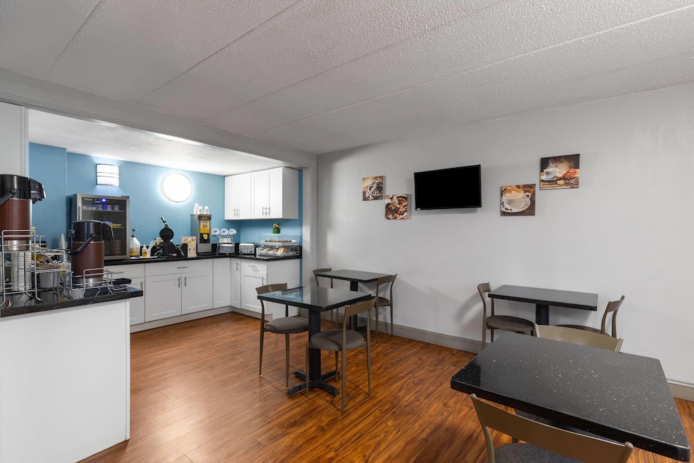 Super 8 by Wyndham Charleston WV 19/34