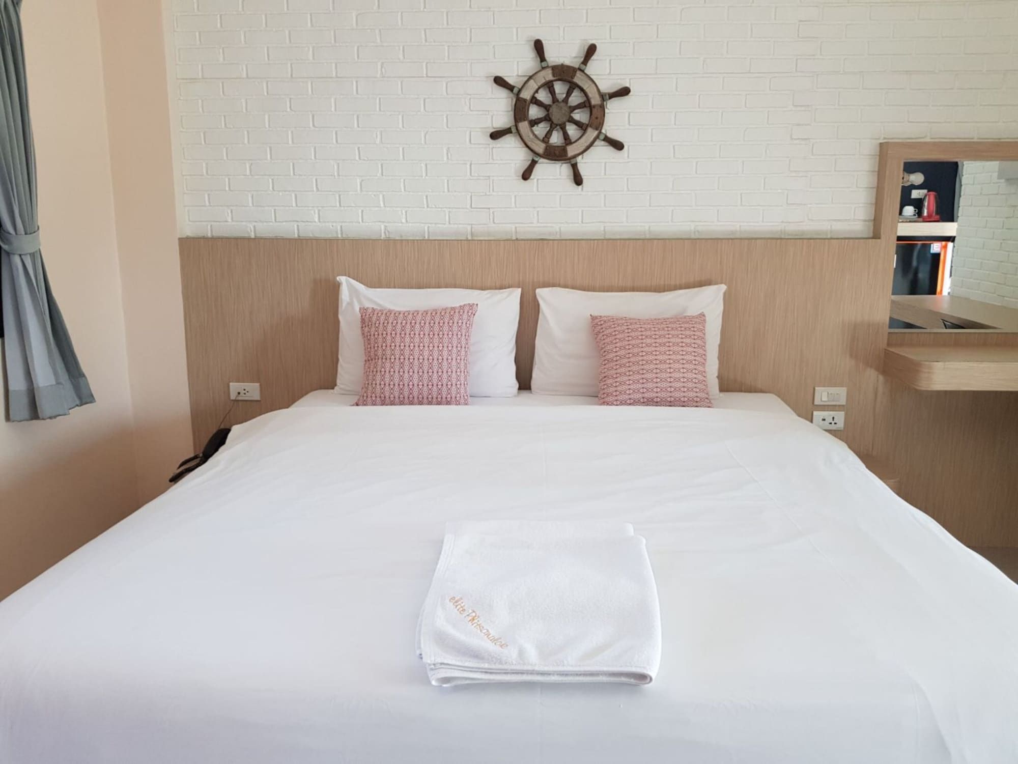 DELUXE, DOUBLE BED