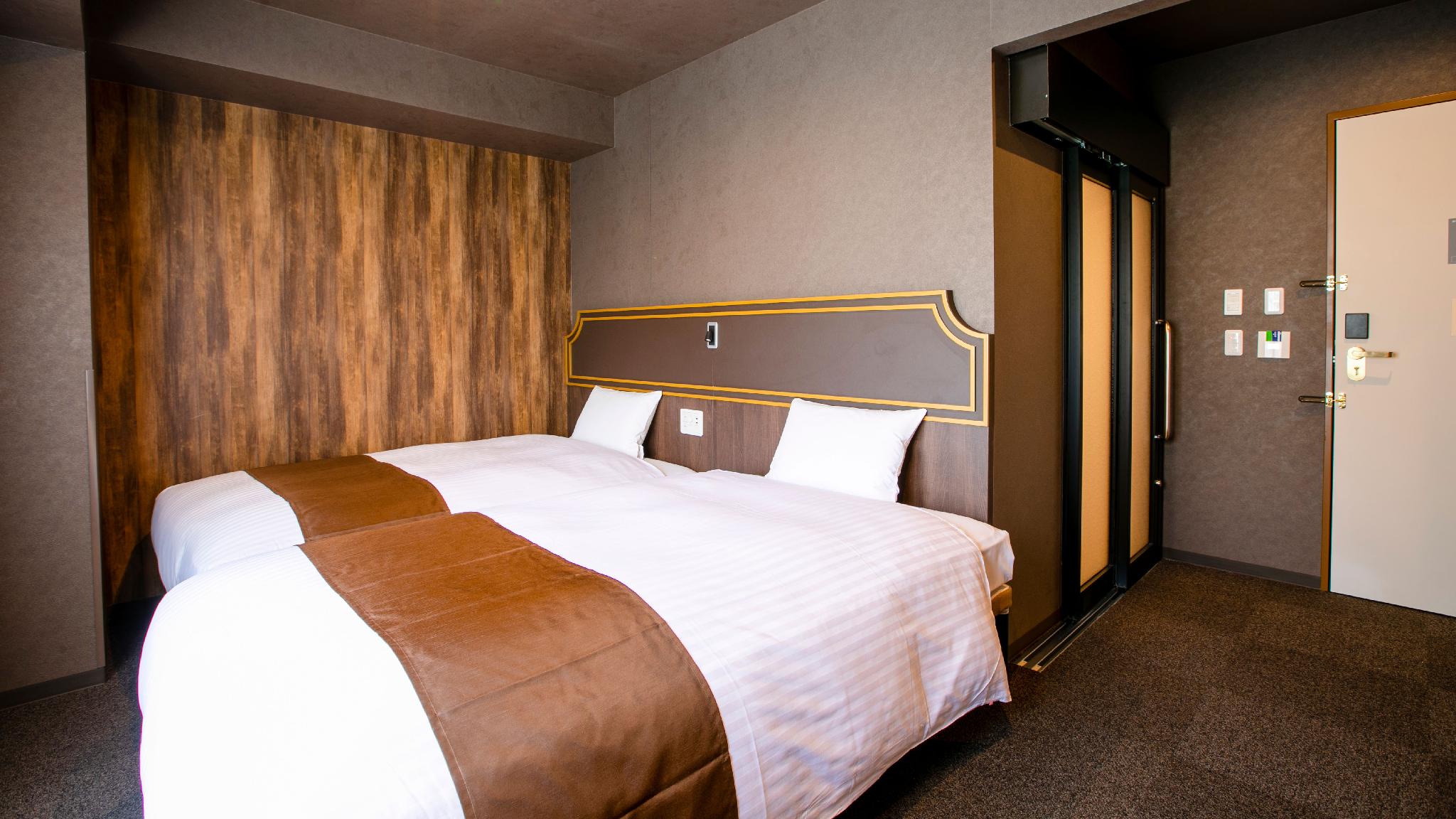 Universal, Twin Beds