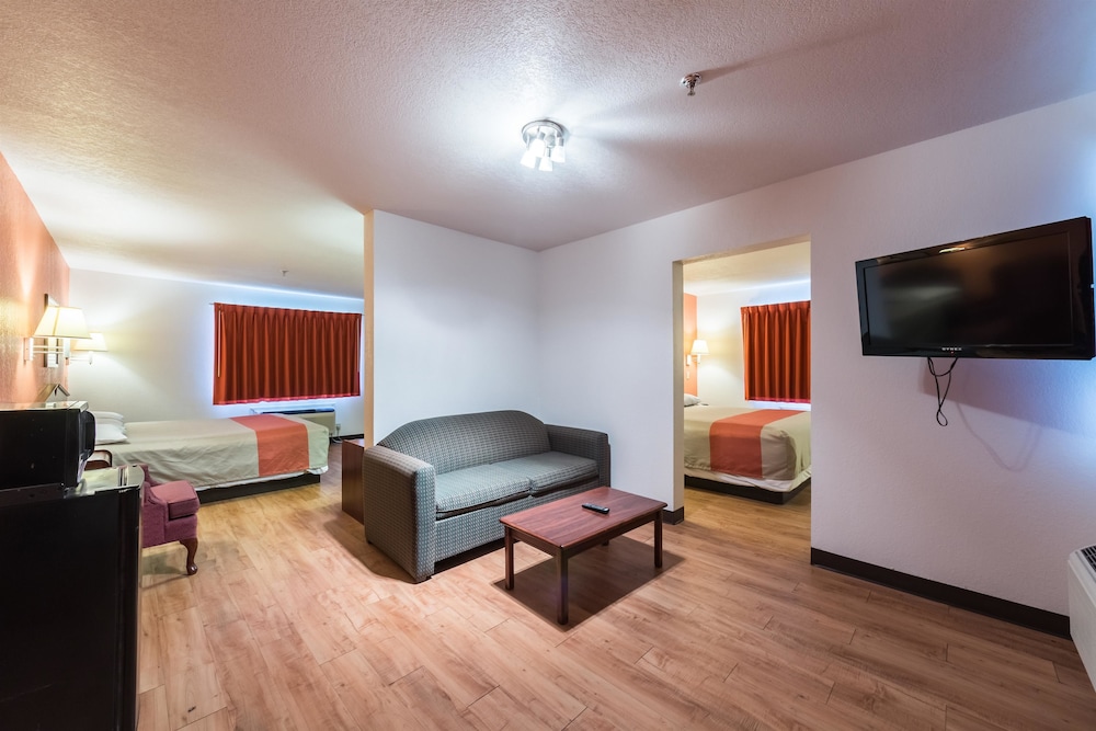 Quality Inn & Suites Junction, TX 22/30