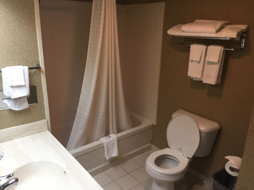 Rodeway Inn and Suites Charles Town WV 24/45