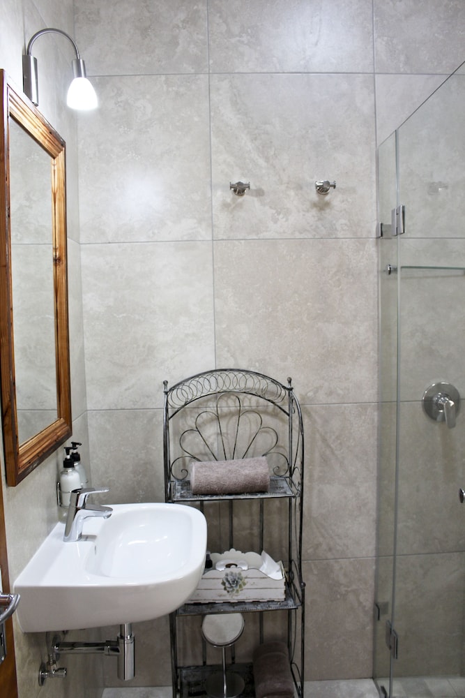 17 On Bird Guest House 43/50