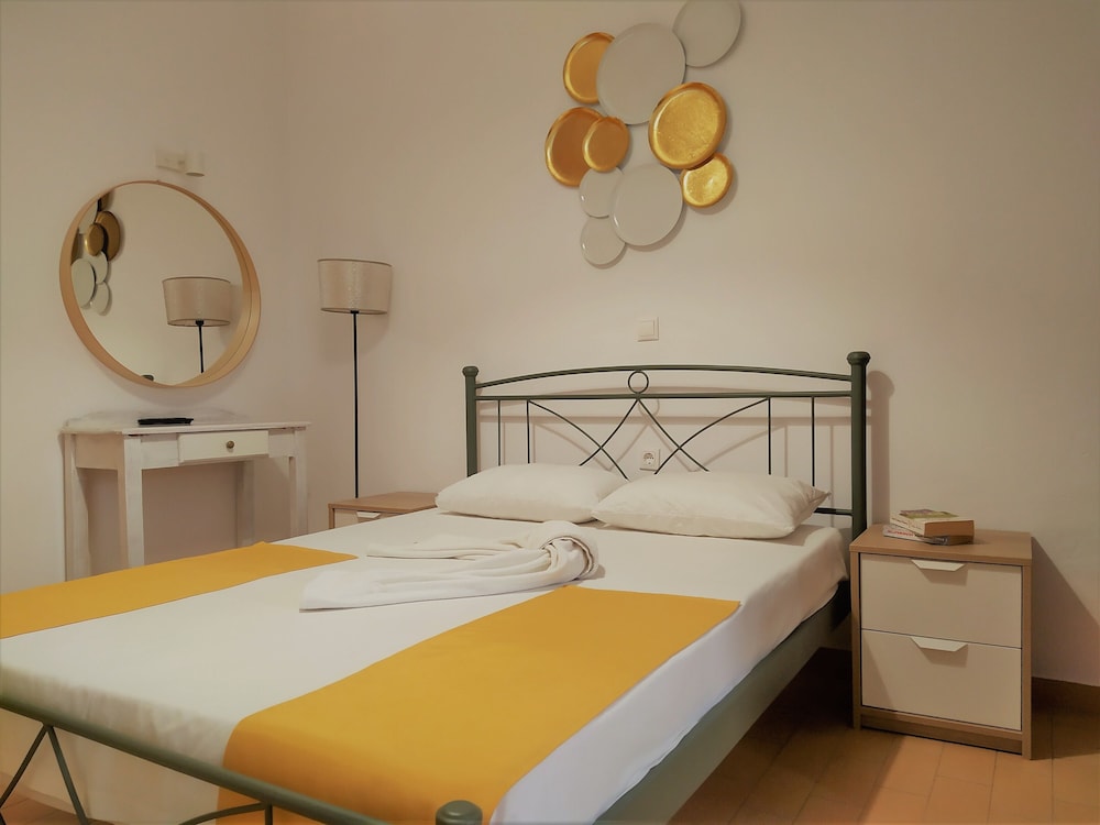 ARONIS APARTMENTS 22/58