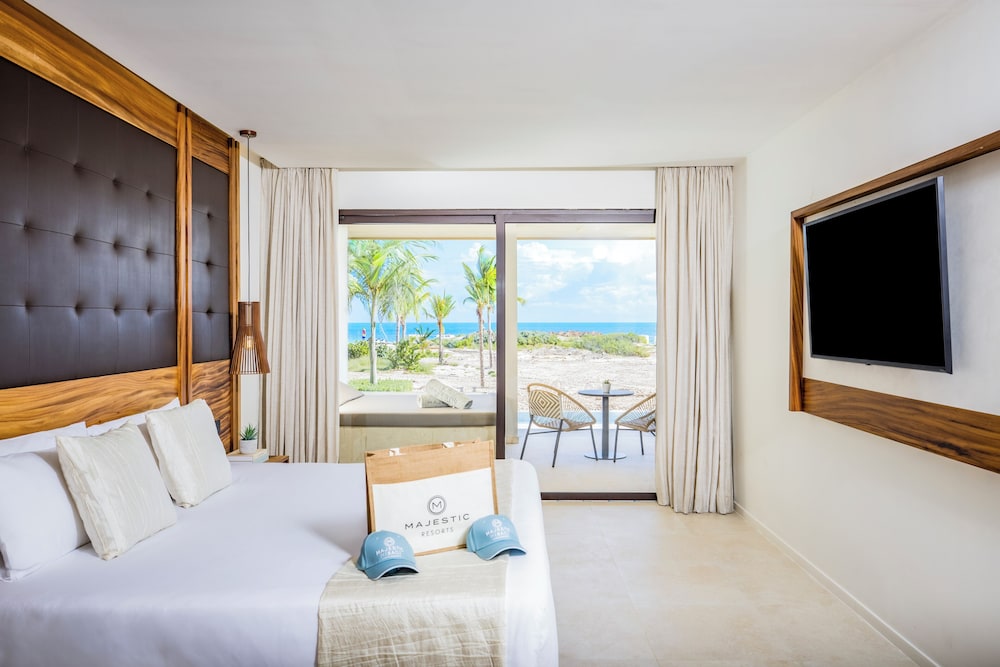 Swim Up, Mirage, Club, Suite, King Bed, Ocean Front, Outdoor Jetted Tub