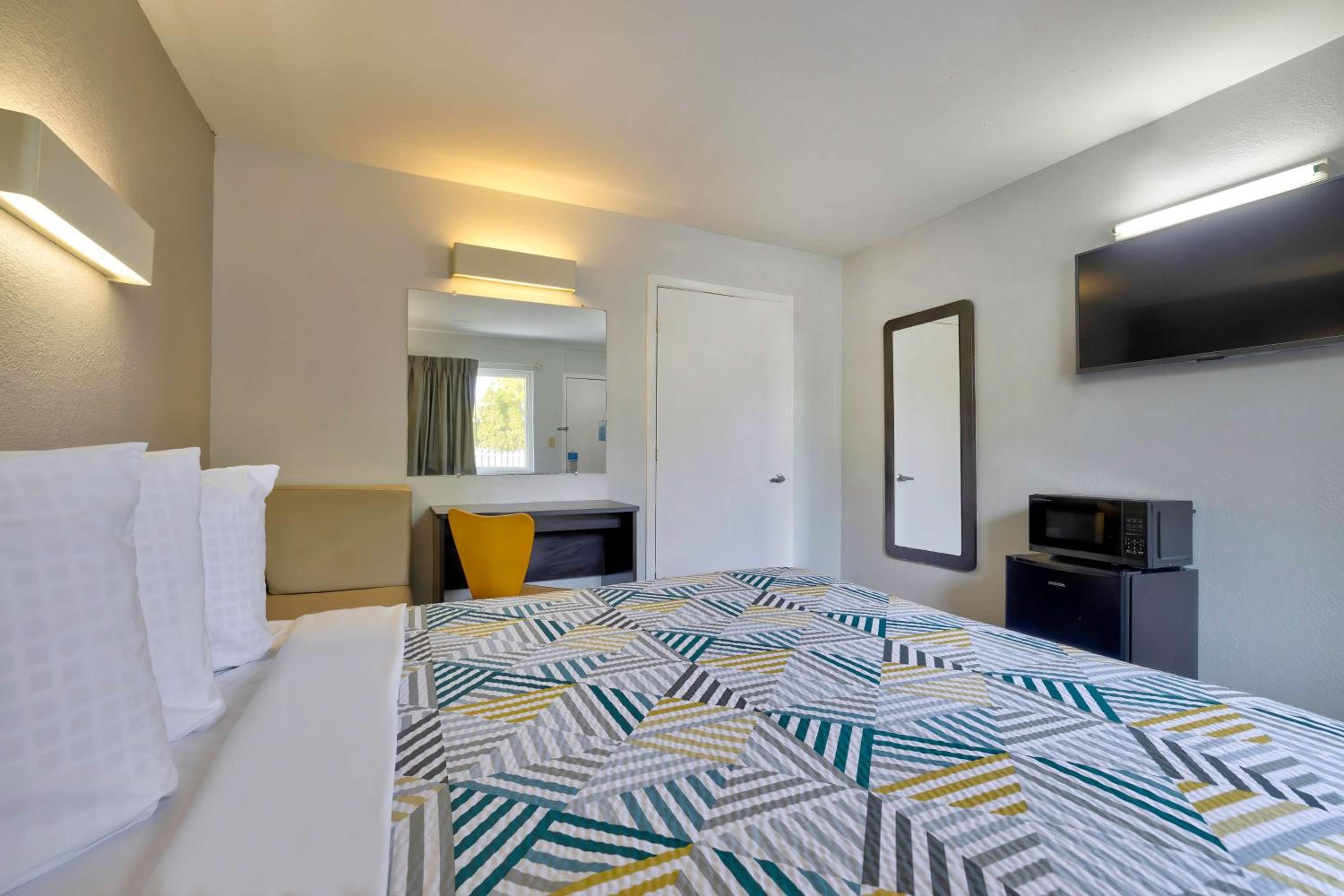 غرفة بسرير كوين لذوي الإعاقة لغير المدخنين، Motel6 Oshkosh, WI 10/10