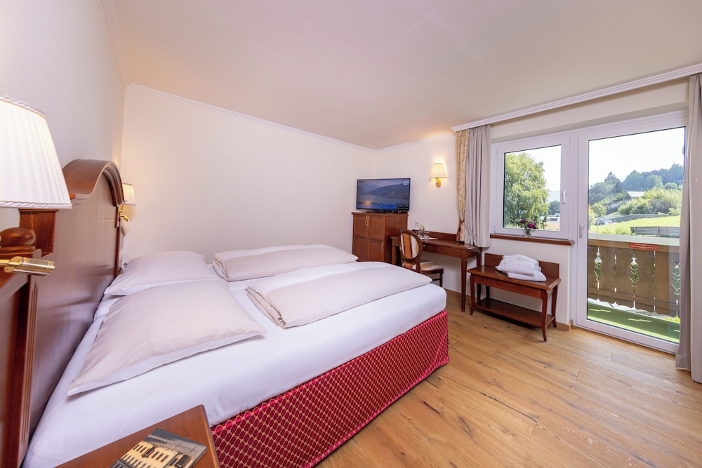 SUITE, DOUBLE BED, LAKE VIEW, BALCONY